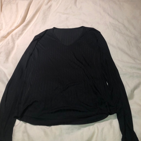 Long sleeved black v-neck - Picture 1 of 2